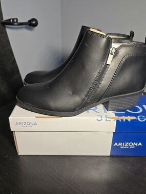 Arizona Jean Company Black Faux-Leather Side-Zip Ankle Booties